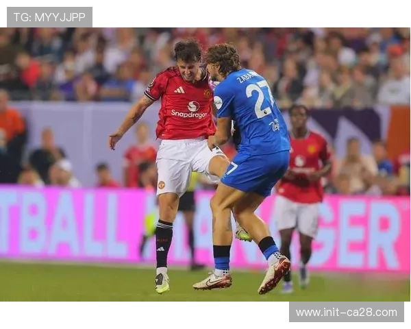 曼联B费赛后怒摔队长袖标，球队困境凸显