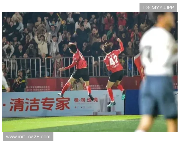 终场哨响，佛罗伦萨球迷掌声献给顽强逼平对手的球队