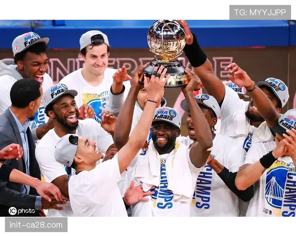 特写：一座总冠军奖杯的巡展——金州勇士2022年冠军奖杯的社区之旅