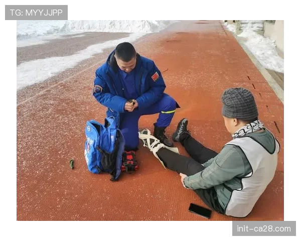 海登海姆主场草皮出现部分结冰,工作人员紧急处理确保比赛进行 海登海姆主场草皮出现部分结冰,工作人员紧急处理确保比赛进行