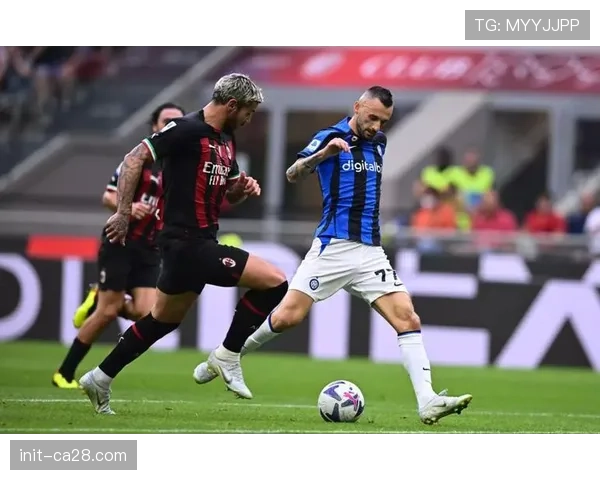 小球童快速捡回皮球,助攻主队完成快速反击得分 小球童快速捡回皮球,助攻主队完成快速反击得分