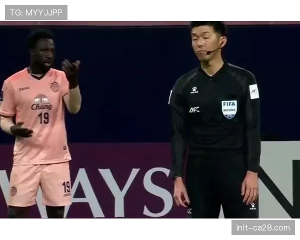 特写:VAR长时间介入检查,成都蓉城对阵河南比赛中断八分钟 特写:VAR长时间介入检查,成都蓉城对阵河南比赛中断八分钟